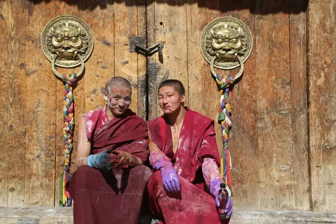 Photography, Another Form of "Zen" ▎Monks Viewing Themselves Through the Lens