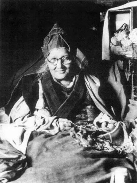 From the hall to the temple: Exploring the spiritual essence of Tibetan women's traditions - Gandhanra-ART