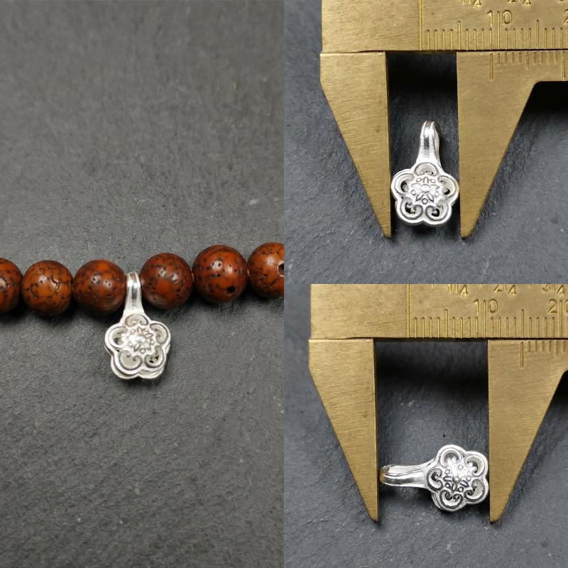 These bum counter clips are handmade by Tibetan craftsmen and come from Hepo Town, Baiyu County, the birthplace of the famous Tibetan handicrafts. Tibetan style counter used on malas/prayer beads to keep count of mantra recitation and accumulation. Recommended size, suitable for 8-15mm mala. The background reference is 8mm lotus seed mala.