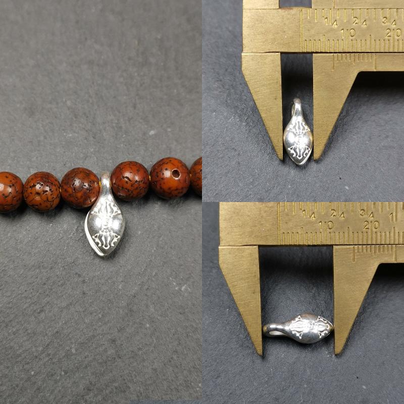 These bum counter clips are handmade by Tibetan craftsmen and come from Hepo Town, Baiyu County, the birthplace of the famous Tibetan handicrafts. Tibetan style counter used on malas/prayer beads to keep count of mantra recitation and accumulation. Recommended size, suitable for 8-15mm mala. The background reference is 8mm lotus seed mala.
