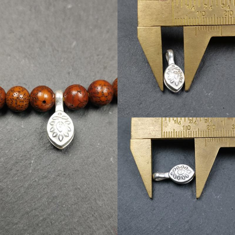 These bum counter clips are handmade by Tibetan craftsmen and come from Hepo Town, Baiyu County, the birthplace of the famous Tibetan handicrafts. Tibetan style counter used on malas/prayer beads to keep count of mantra recitation and accumulation. Recommended size, suitable for 8-15mm mala. The background reference is 8mm lotus seed mala.