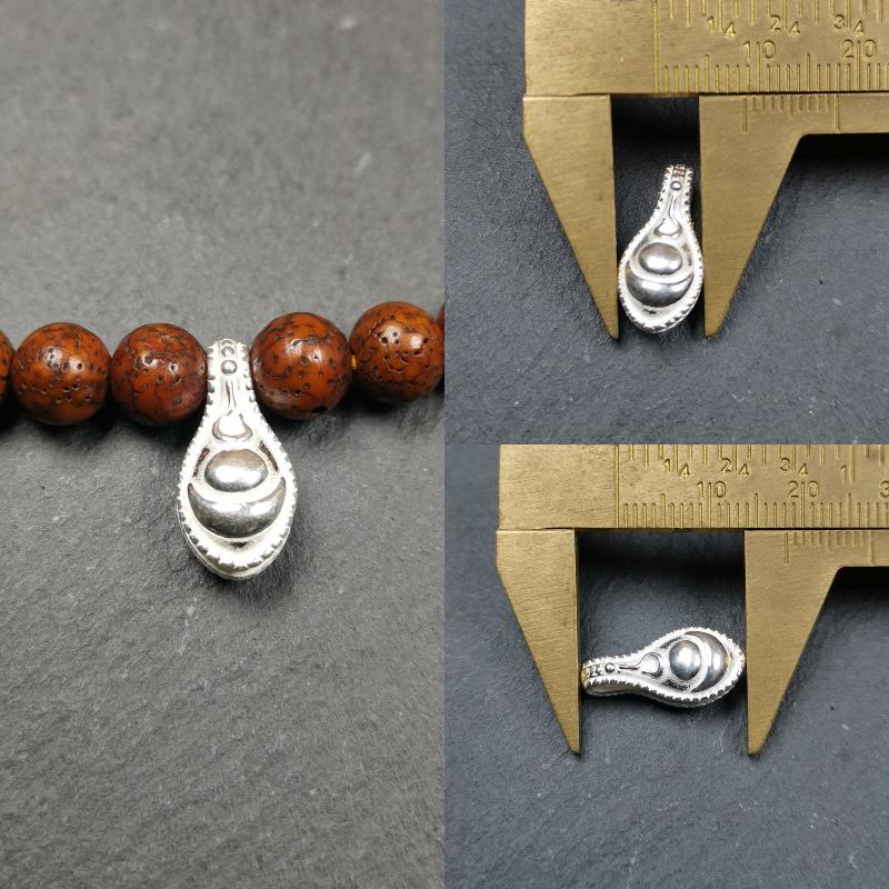 These bum counter clips are handmade by Tibetan craftsmen and come from Hepo Town, Baiyu County, the birthplace of the famous Tibetan handicrafts. Tibetan style counter used on malas/prayer beads to keep count of mantra recitation and accumulation. Recommended size, suitable for 8-15mm mala. The background reference is 8mm lotus seed mala.