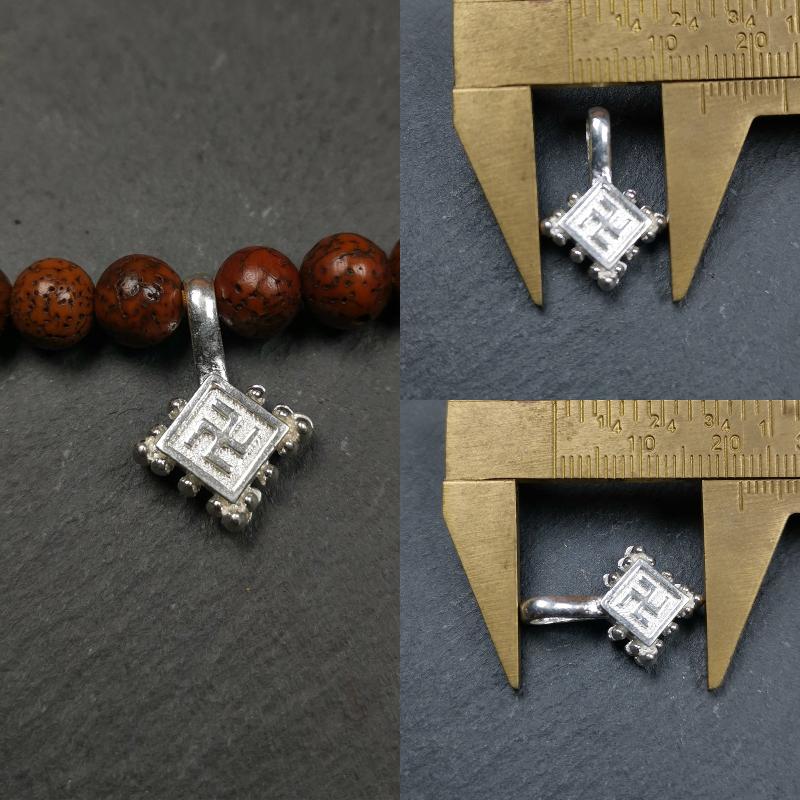 These bum counter clips are handmade by Tibetan craftsmen and come from Hepo Town, Baiyu County, the birthplace of the famous Tibetan handicrafts. Tibetan style counter used on malas/prayer beads to keep count of mantra recitation and accumulation. Recommended size, suitable for 8-15mm mala. The background reference is 8mm lotus seed mala.