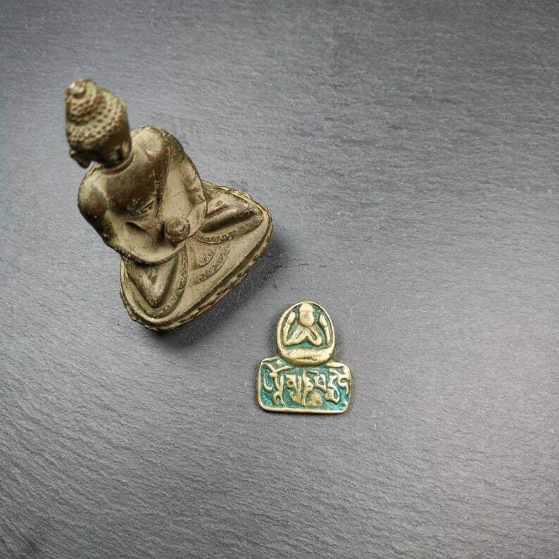 Amulet,Chenrezig Pendant Badge with Mantra Om Mani Padme Hum - Gandhanra-ART