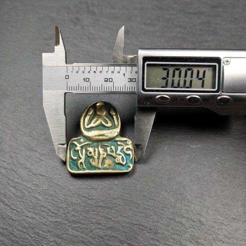 Amulet,Chenrezig Pendant Badge with Mantra Om Mani Padme Hum - Gandhanra-ART