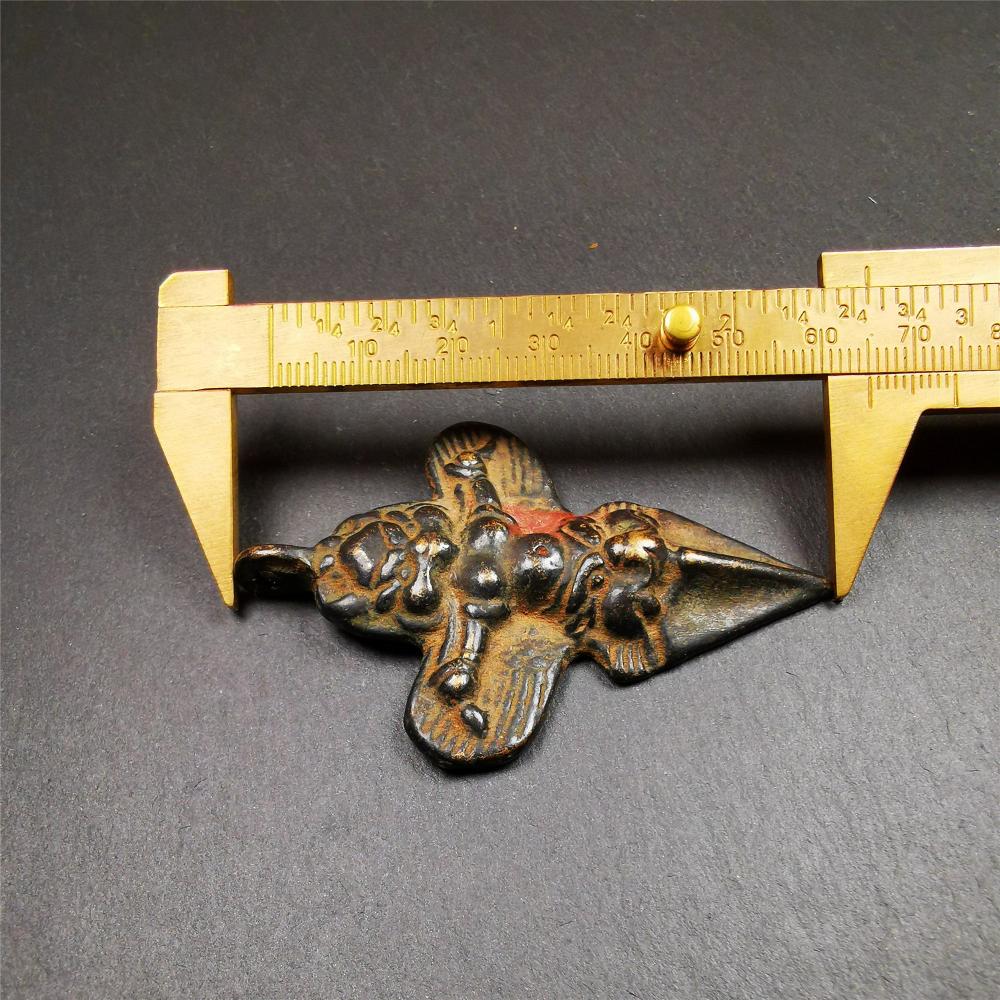 This Garuda is handmade by Tibetan craftsmen from Tibet, its upper part is a garuda holding a dragon in its hand, the lower part is a phurba, the whole is made of thokcha, the size is 2.56" by 1.73", very delicate