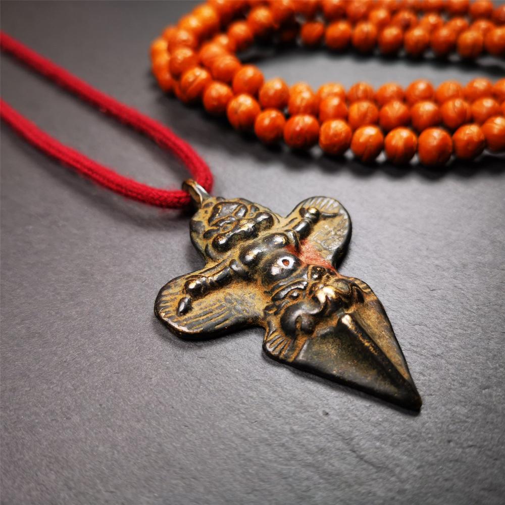 This Garuda is handmade by Tibetan craftsmen from Tibet, its upper part is a garuda holding a dragon in its hand, the lower part is a phurba, the whole is made of thokcha, the size is 2.56" by 1.73", very delicate