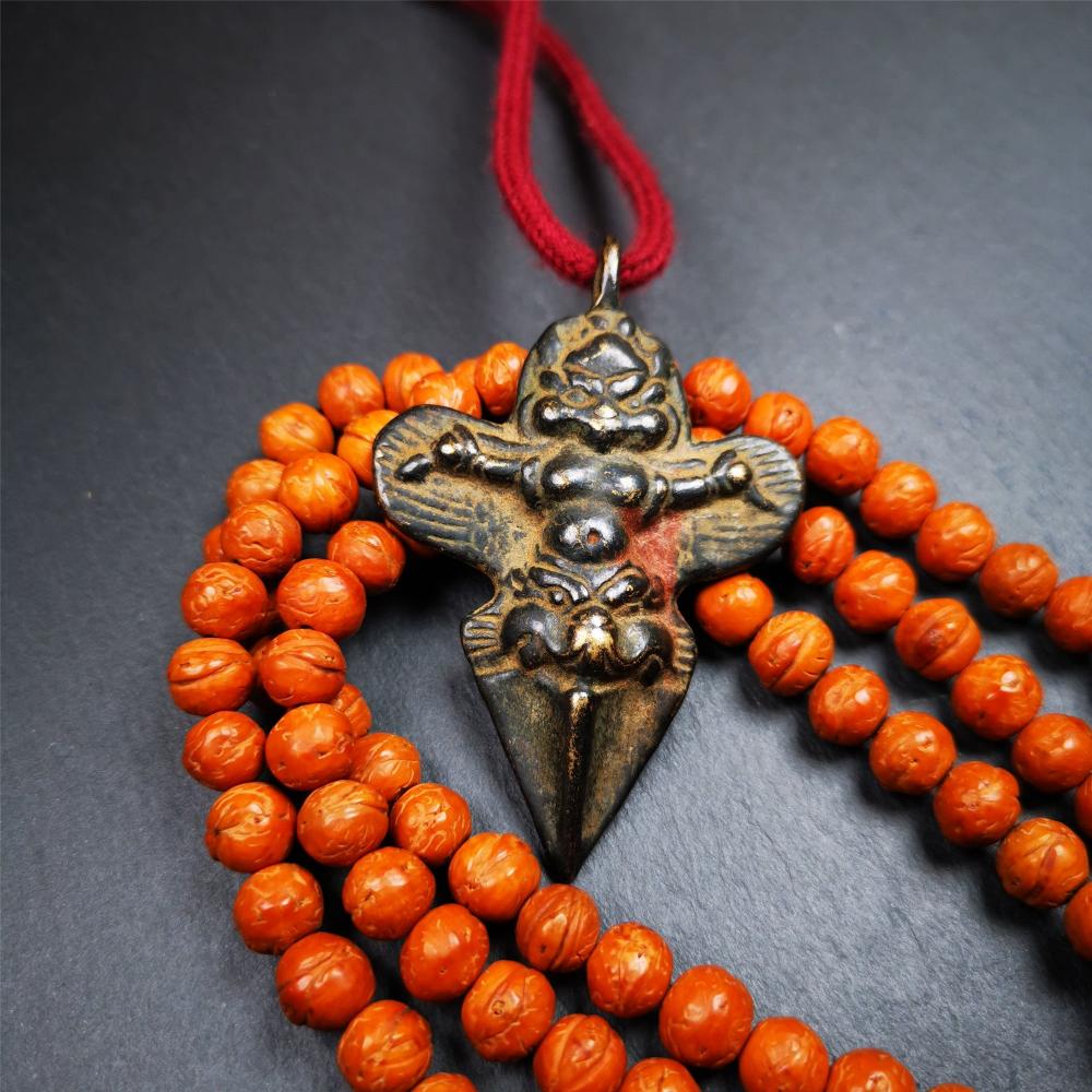 This Garuda is handmade by Tibetan craftsmen from Tibet, its upper part is a garuda holding a dragon in its hand, the lower part is a phurba, the whole is made of thokcha, the size is 2.56" by 1.73", very delicate