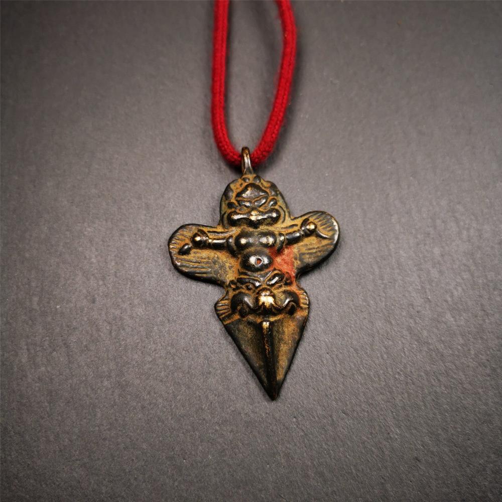 This Garuda is handmade by Tibetan craftsmen from Tibet, its upper part is a garuda holding a dragon in its hand, the lower part is a phurba, the whole is made of thokcha, the size is 2.56" by 1.73", very delicate