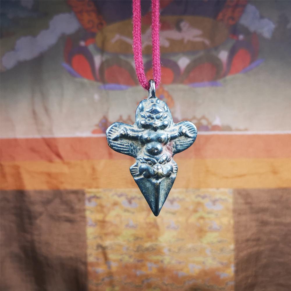 This Garuda is handmade by Tibetan craftsmen from Tibet, its upper part is a garuda holding a dragon in its hand, the lower part is a phurba, the whole is made of thokcha, the size is 2.56" by 1.73", very delicate