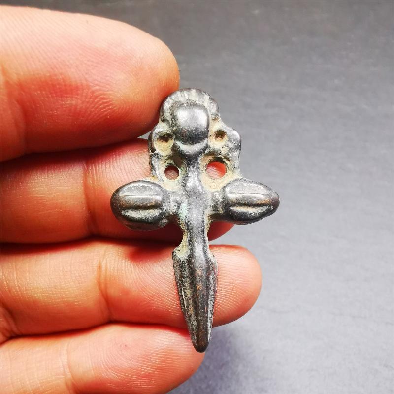 Gandhanra Tibetan Buddhist Ritual Implement - Kila -Dorje Phurba amulet pendant,a cross vajra in the middle,made of thokcha,black color, length about 1.57", handmade by Tibetan craftsmen from Tibet in 1960's.