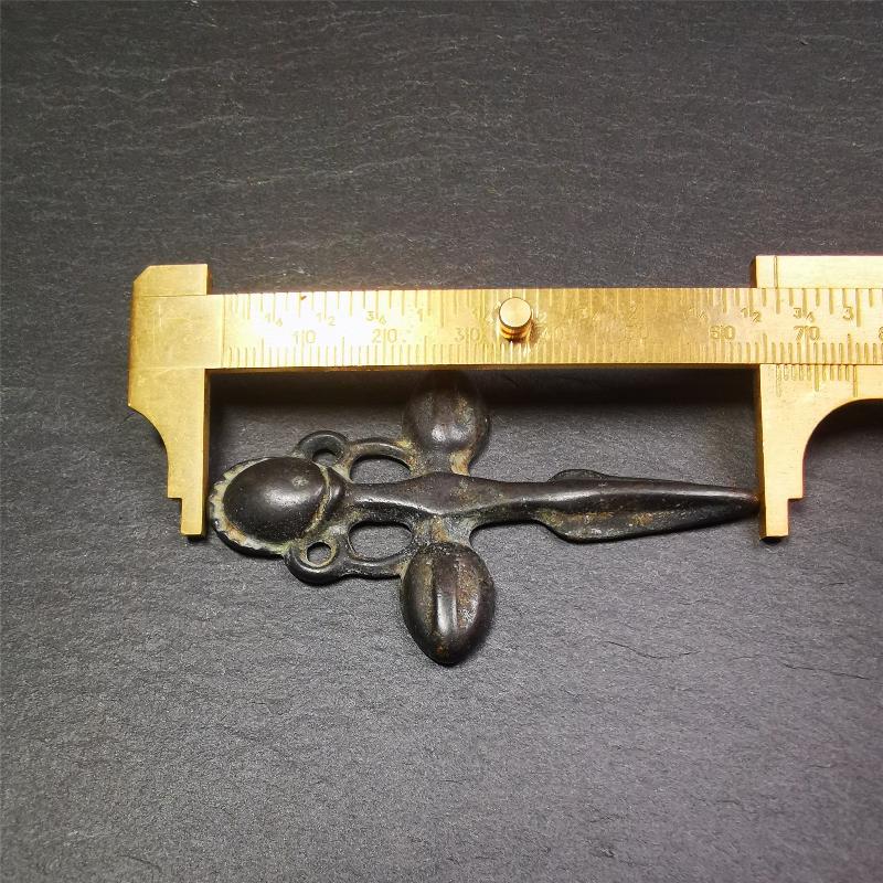 This beautiful phurba pendant is hand carved by Tibetan craftsmen from Tibet in 1960's. It is made of thokcha,full of black color,the upper part is a horizontal vajra, and the lower part is a phurba,size is 2.6 by 1.7 inches