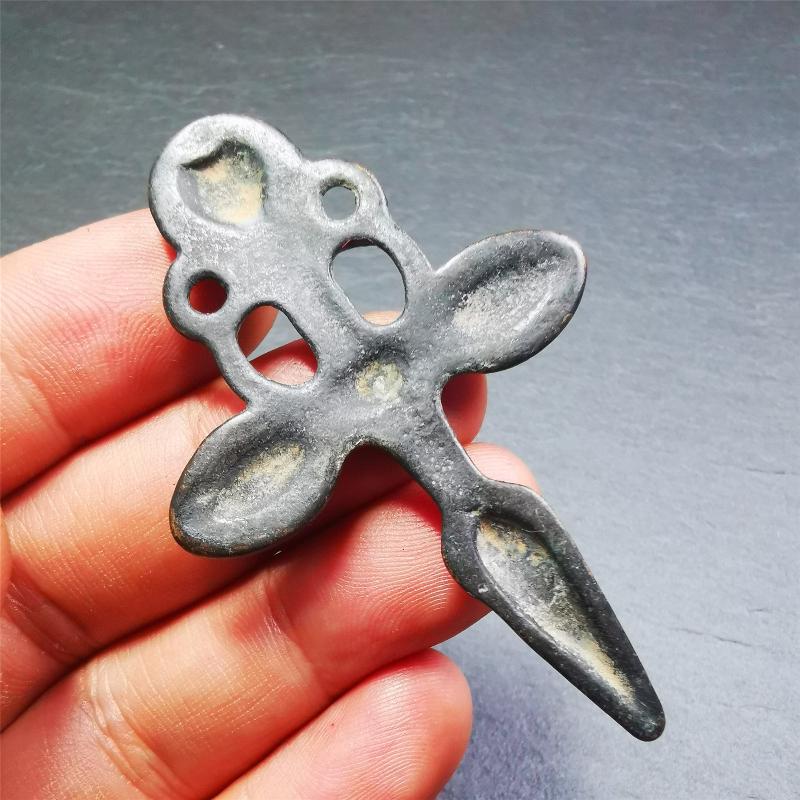 This beautiful phurba pendant is hand carved by Tibetan craftsmen from Tibet in 1960's. It is made of thokcha,full of black color,the upper part is a horizontal vajra, and the lower part is a phurba,size is 2.6 by 1.7 inches