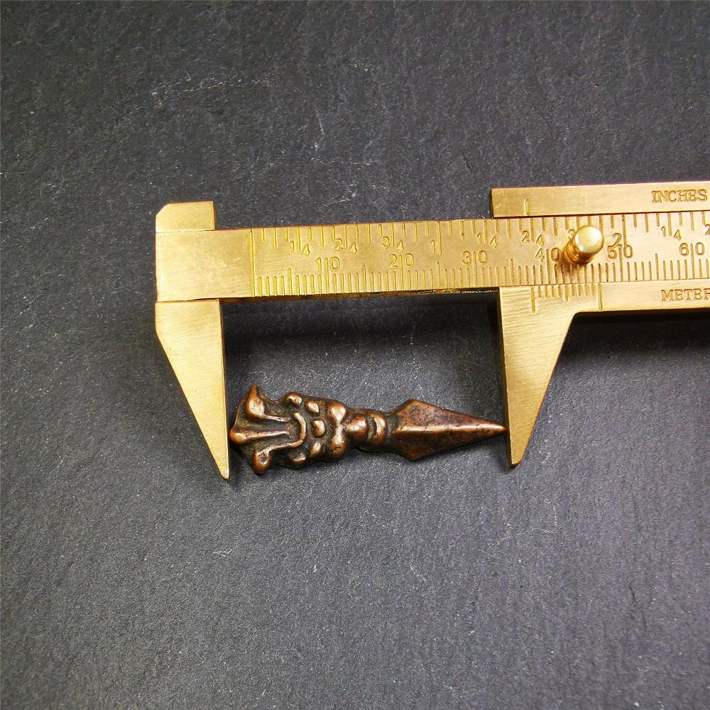 This type of old Dorje Phurba was collected in Labrang Monastery,blessed by lama, about 40 years old. The upper part is a snow lion, and the lower part is a phurba. You can make it a necklace, pendant, keychain, mala pendant.