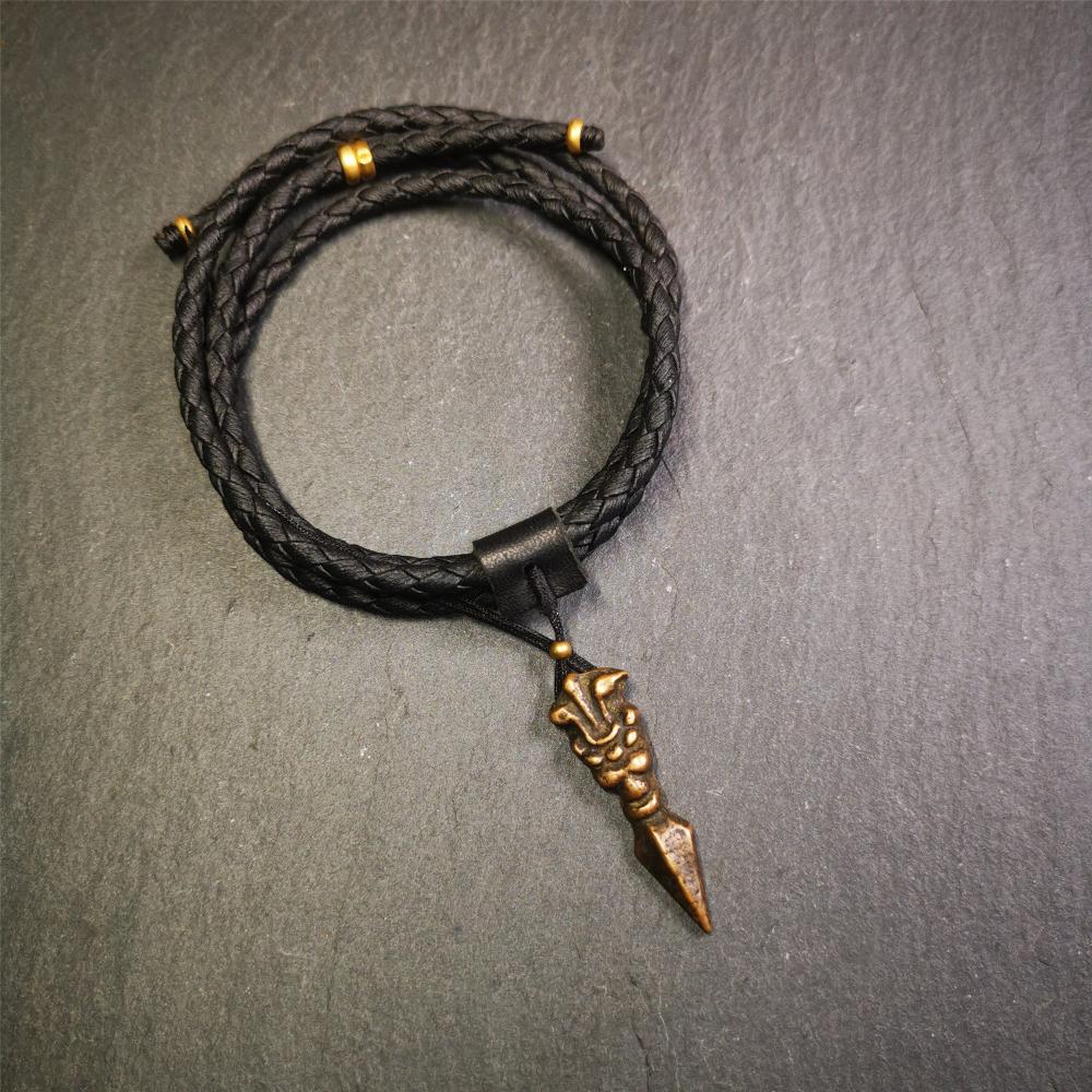 This type of old Dorje Phurba was collected in Labrang Monastery,blessed by lama, about 40 years old. The upper part is a snow lion, and the lower part is a phurba. You can make it a necklace, pendant, keychain, mala pendant.