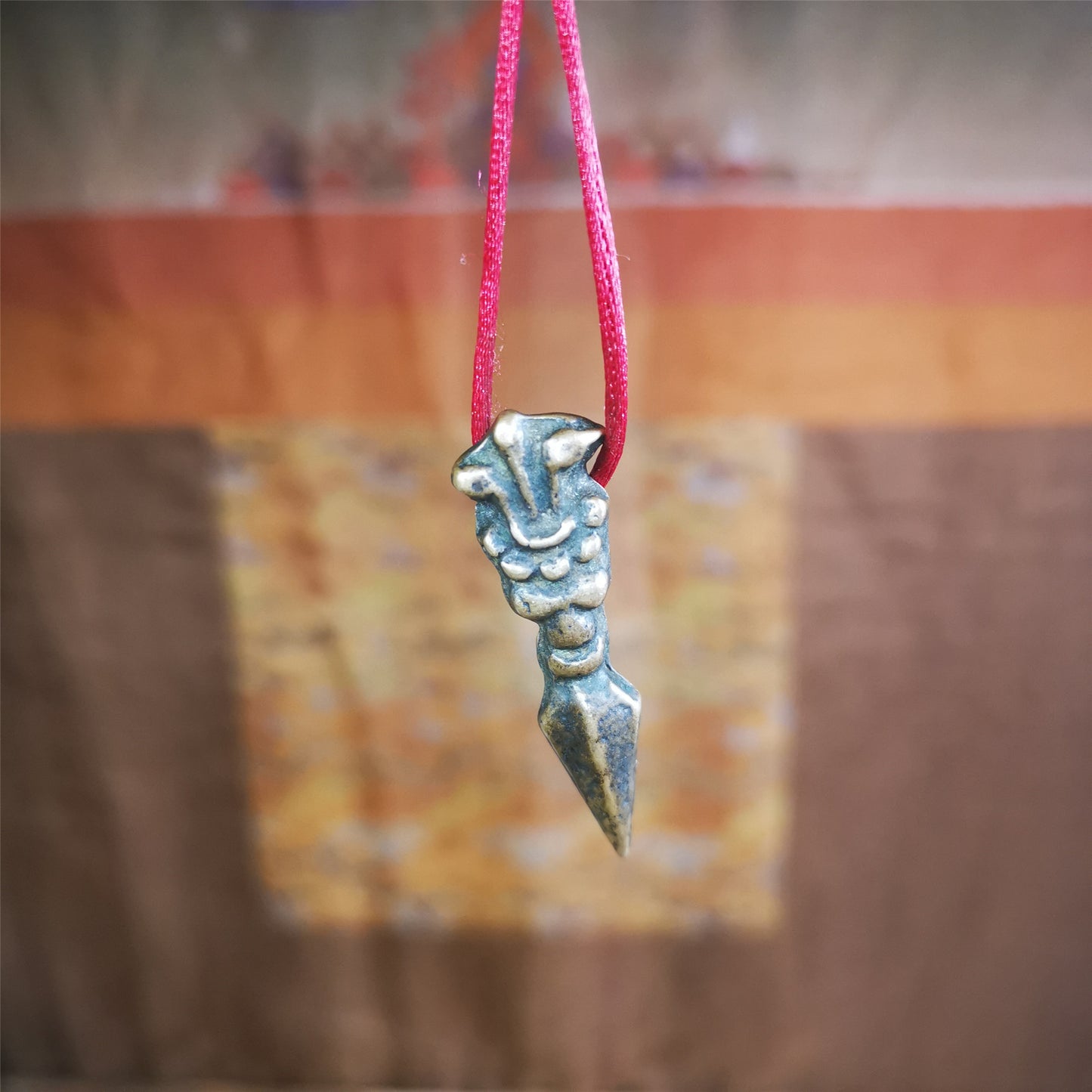 This type of old Dorje Phurba was collected in Labrang Monastery,blessed by lama, about 40 years old. The upper part is a snow lion, and the lower part is a phurba. You can make it a necklace, pendant, keychain, mala pendant.