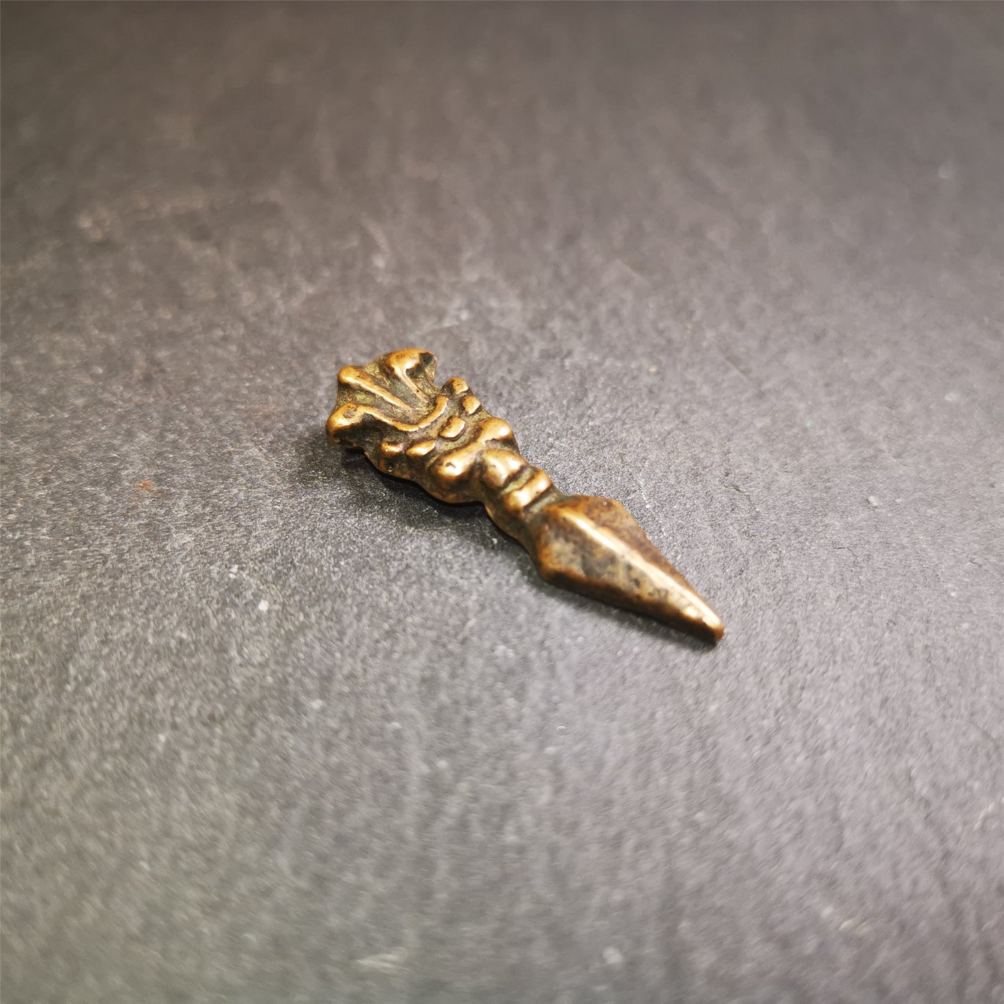 This type of old Dorje Phurba was collected in Labrang Monastery,blessed by lama, about 40 years old. The upper part is a snow lion, and the lower part is a phurba. You can make it a necklace, pendant, keychain, mala pendant.