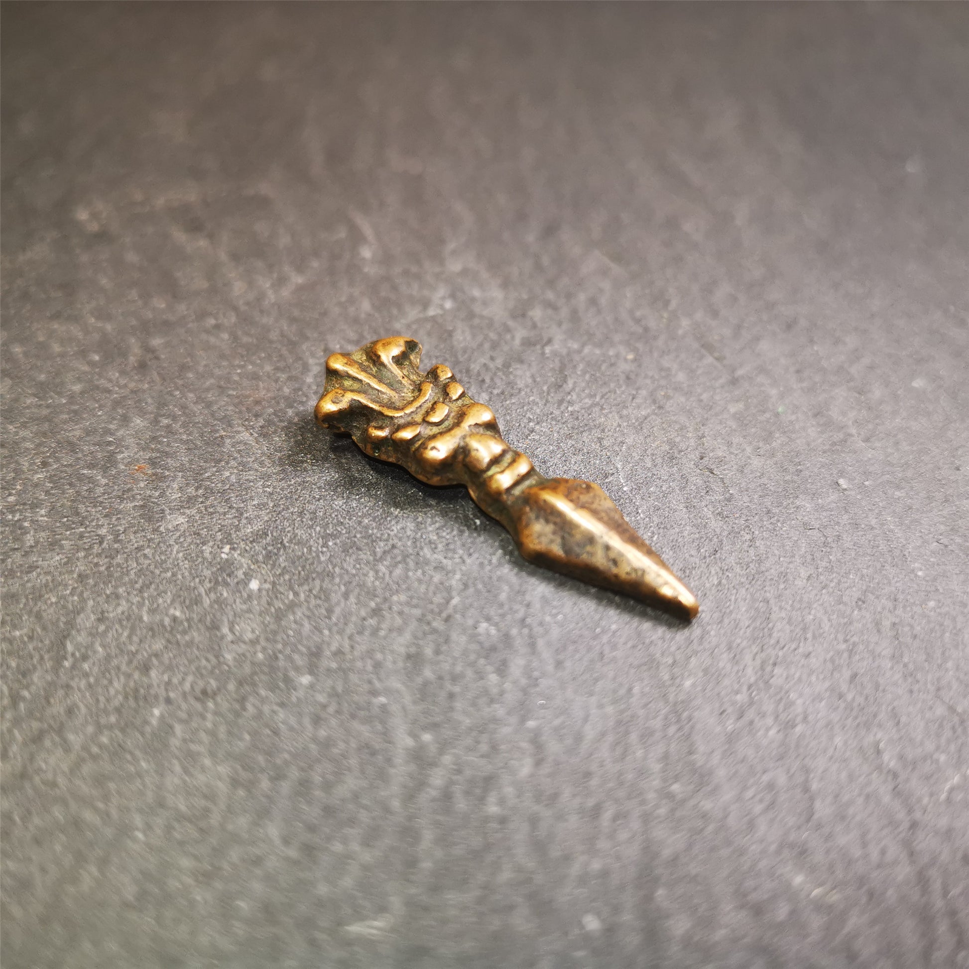This type of old Dorje Phurba was collected in Labrang Monastery,blessed by lama, about 40 years old. The upper part is a snow lion, and the lower part is a phurba. You can make it a necklace, pendant, keychain, mala pendant.
