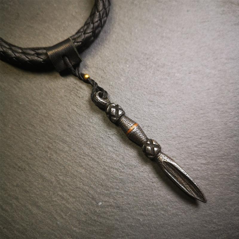 This handmade Dorje Phurba was crafted by Tibetan craftsmen from Hepo Town, Baiyu County, Tibet,known for its renowned Tibetan handicrafts. The upper part is a vajra, and the lower part is a phurba. A copper wire is inlaid on the waist of the phurba