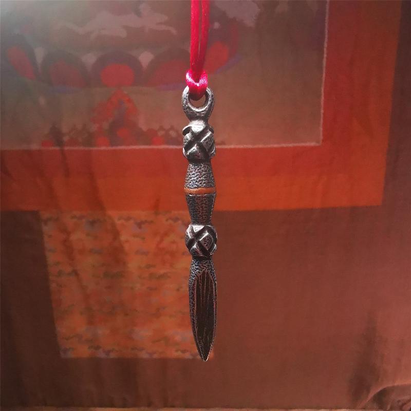 This handmade Dorje Phurba was crafted by Tibetan craftsmen from Hepo Town, Baiyu County, Tibet,known for its renowned Tibetan handicrafts. The upper part is a vajra, and the lower part is a phurba. A copper wire is inlaid on the waist of the phurba