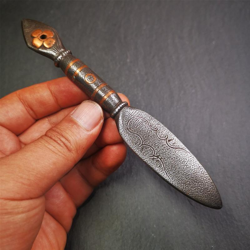 This kila / phurba was handmade by Tibetan craftsmen from Tibet in 2000s. It's a kila dagger,made of cold iron, carved cloud pattern, inlaid red copper, made into a dzi pattern on handle, and the petals of the tail hanging ring
