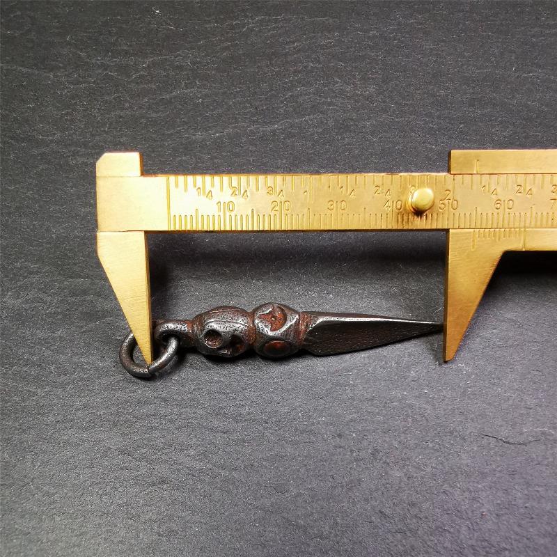 This phurba was made by Tibetan craftsmen and come from Hepo Town, Baiyu County,Tibet. Its upper part is Shmashana Adhipati skull, the lower part is a Dorje Phurba,and a copper dot inlaid on the waist of the phurba
