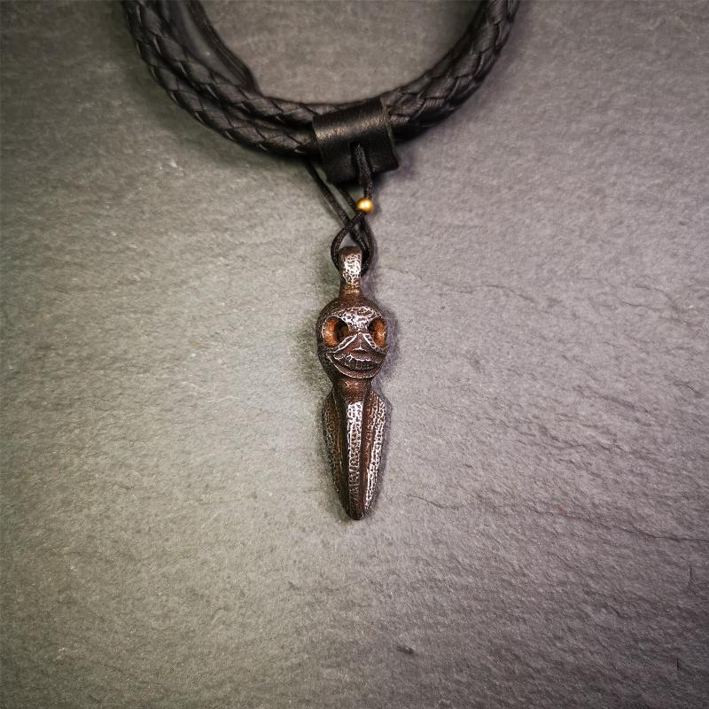 This phurba was made by Tibetan craftsmen and come from Hepo Town, Baiyu County, the birthplace of the famous Tibetan handicrafts. Its upper part is Shmashana Adhipati skull, the lower part is a Dorje Phurba