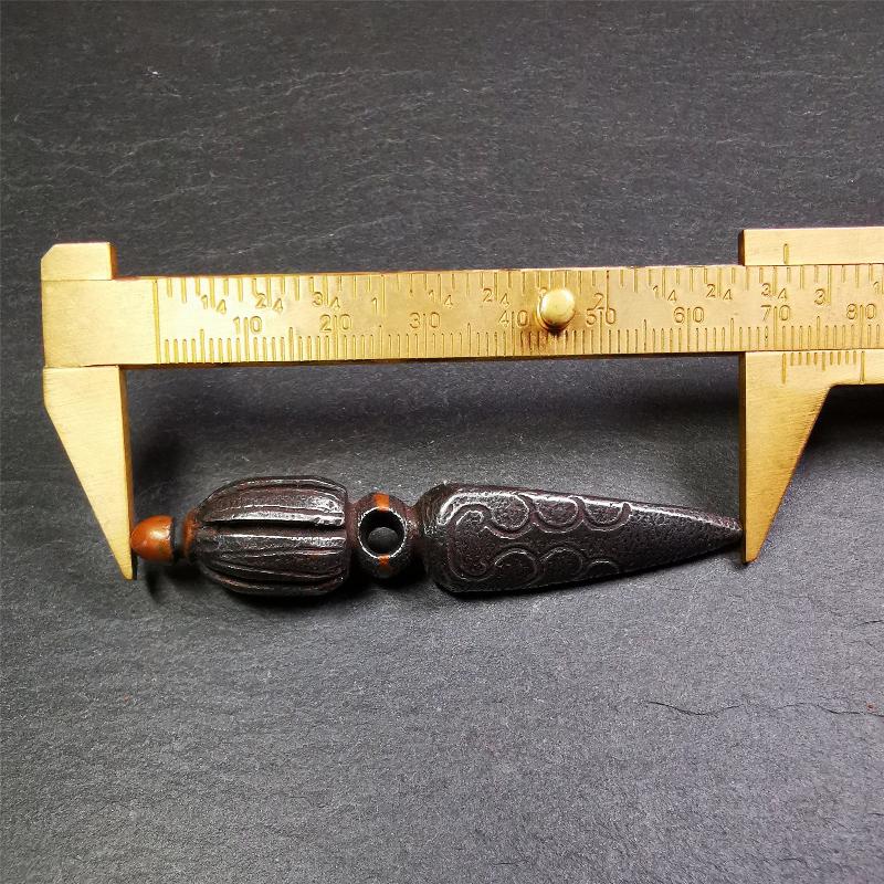 This handmade Dorje Phurba was crafted by Tibetan craftsmen from Hepo Town, Baiyu County, Tibet,known for its renowned Tibetan handicrafts. The upper part is a vajra, and the lower part is a phurba. A copper wire is inlaid on the waist of the phurba