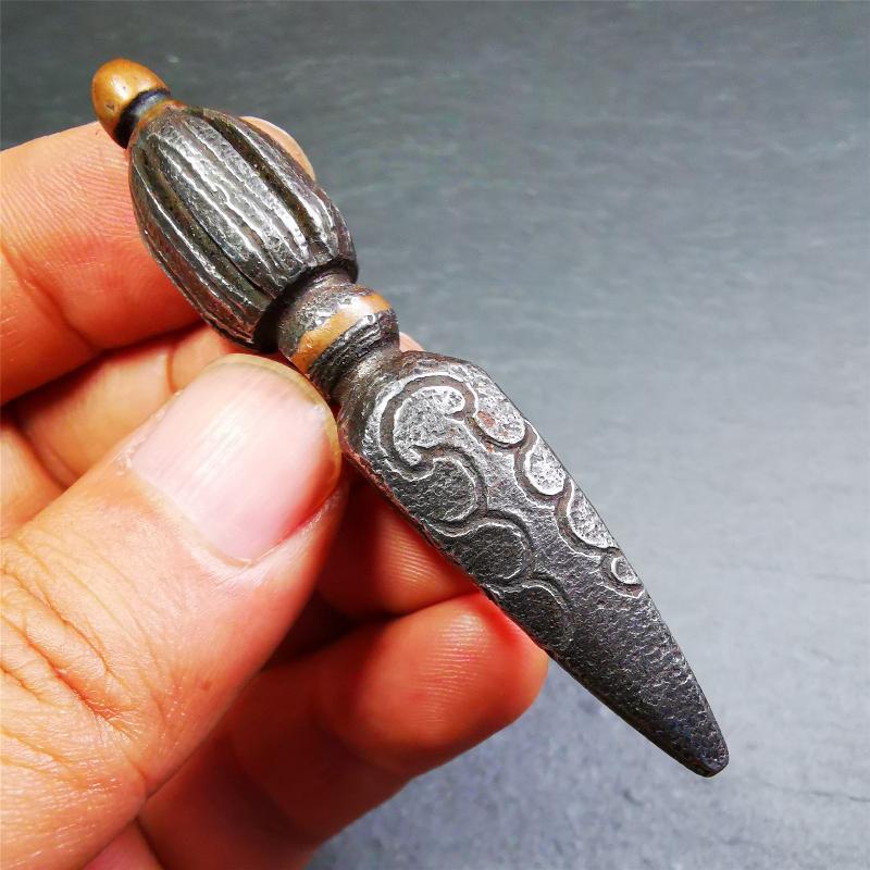 This handmade Dorje Phurba was crafted by Tibetan craftsmen from Hepo Town, Baiyu County, Tibet,known for its renowned Tibetan handicrafts. The upper part is a vajra, and the lower part is a phurba. A copper wire is inlaid on the waist of the phurba
