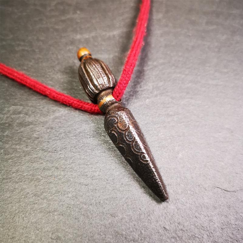 This handmade Dorje Phurba was crafted by Tibetan craftsmen from Hepo Town, Baiyu County, Tibet,known for its renowned Tibetan handicrafts. The upper part is a vajra, and the lower part is a phurba. A copper wire is inlaid on the waist of the phurba