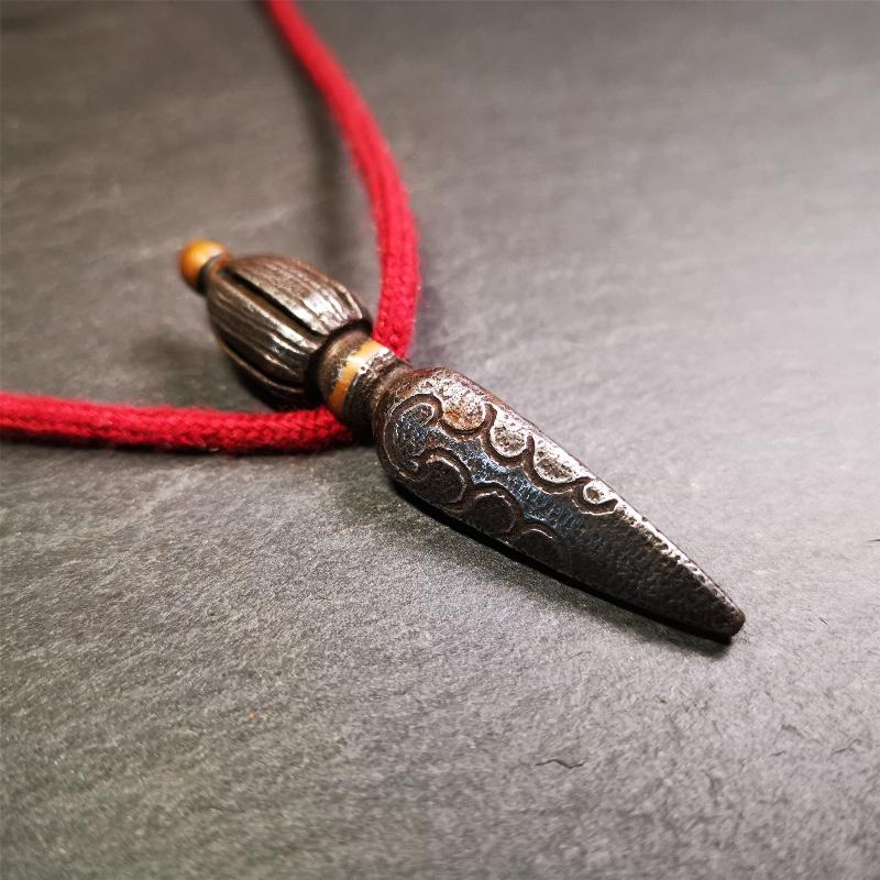 This handmade Dorje Phurba was crafted by Tibetan craftsmen from Hepo Town, Baiyu County, Tibet,known for its renowned Tibetan handicrafts. The upper part is a vajra, and the lower part is a phurba. A copper wire is inlaid on the waist of the phurba
