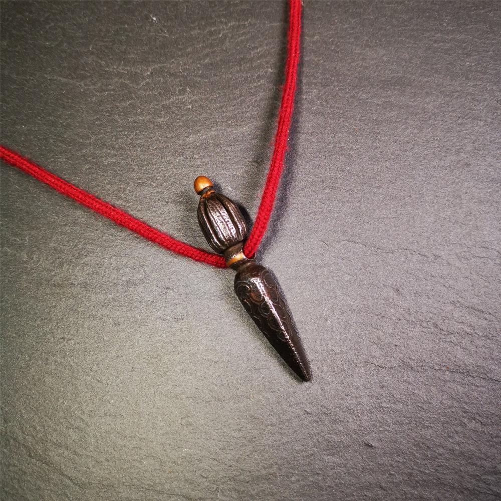 This handmade Dorje Phurba was crafted by Tibetan craftsmen from Hepo Town, Baiyu County, Tibet,known for its renowned Tibetan handicrafts. The upper part is a vajra, and the lower part is a phurba. A copper wire is inlaid on the waist of the phurba