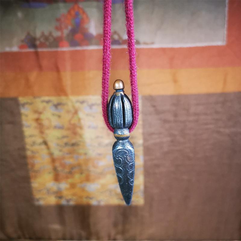 This handmade Dorje Phurba was crafted by Tibetan craftsmen from Hepo Town, Baiyu County, Tibet,known for its renowned Tibetan handicrafts. The upper part is a vajra, and the lower part is a phurba. A copper wire is inlaid on the waist of the phurba