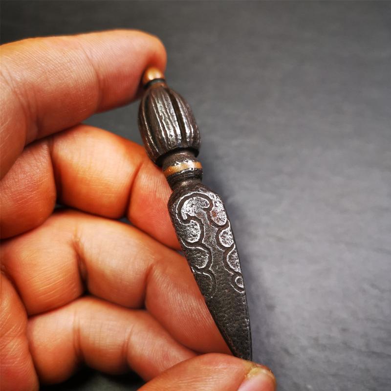 This handmade Dorje Phurba was crafted by Tibetan craftsmen from Hepo Town, Baiyu County, Tibet,known for its renowned Tibetan handicrafts. The upper part is a vajra, and the lower part is a phurba. A copper wire is inlaid on the waist of the phurba