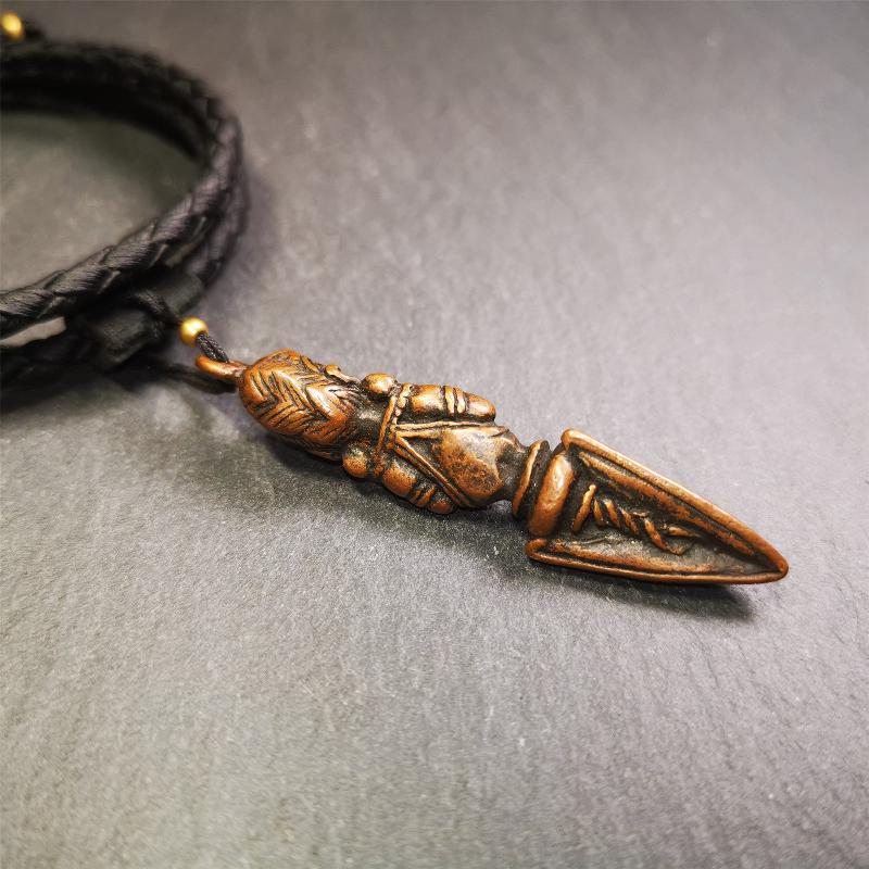 This vintage Phurba pendant was collected from Rega Monastery(Baiyu,Tibet),handmade of copper. It has a statue of Vajrapani on the top and a phurba on the lower part, measuring about 2.36 inches by 0.47 inch.