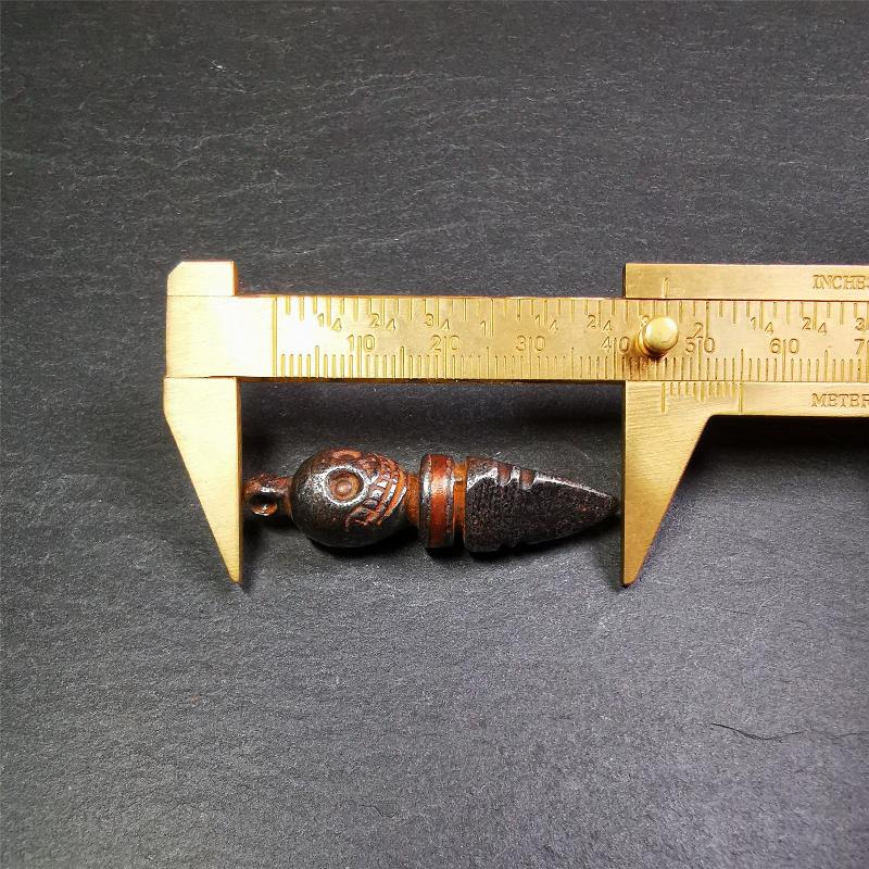 This phurba was made by Tibetan craftsmen and come from Hepo Town, Baiyu County, Tibet.Its upper part is Shmashana Adhipati skull, the lower part is a Dorje Phurba,and a copper wire inlaid on the waist of the phurba,made of cold iron