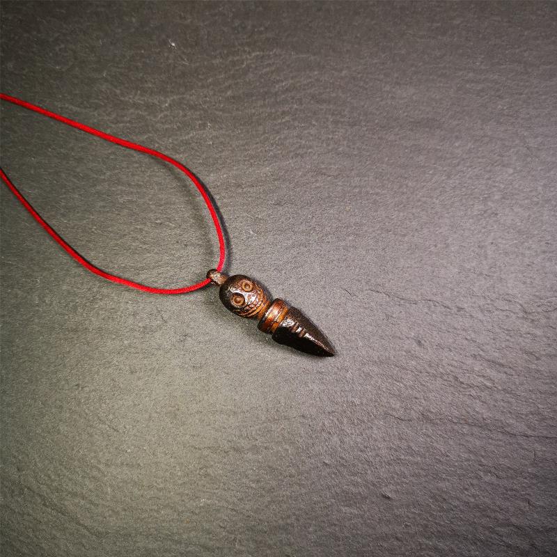 This phurba was made by Tibetan craftsmen and come from Hepo Town, Baiyu County, Tibet.Its upper part is Shmashana Adhipati skull, the lower part is a Dorje Phurba,and a copper wire inlaid on the waist of the phurba,made of cold iron
