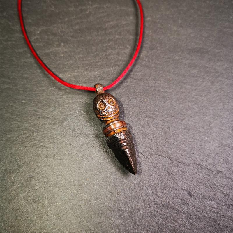 This phurba was made by Tibetan craftsmen and come from Hepo Town, Baiyu County, Tibet.Its upper part is Shmashana Adhipati skull, the lower part is a Dorje Phurba,and a copper wire inlaid on the waist of the phurba,made of cold iron