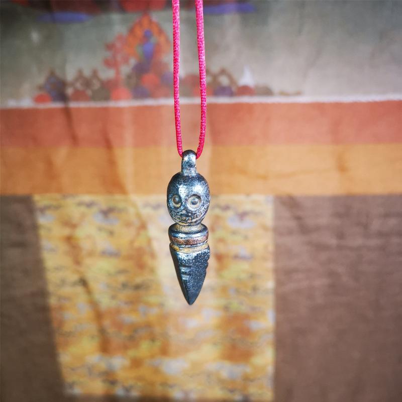This phurba was made by Tibetan craftsmen and come from Hepo Town, Baiyu County, Tibet.Its upper part is Shmashana Adhipati skull, the lower part is a Dorje Phurba,and a copper wire inlaid on the waist of the phurba,made of cold iron