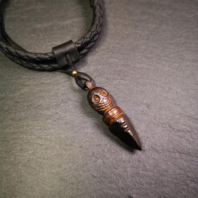 This phurba was made by Tibetan craftsmen and come from Hepo Town, Baiyu County, Tibet.Its upper part is Shmashana Adhipati skull, the lower part is a Dorje Phurba,and a copper wire inlaid on the waist of the phurba,made of cold iron