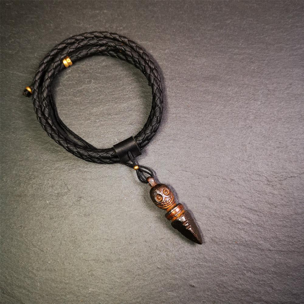 This phurba was made by Tibetan craftsmen and come from Hepo Town, Baiyu County, Tibet.Its upper part is Shmashana Adhipati skull, the lower part is a Dorje Phurba,and a copper wire inlaid on the waist of the phurba,made of cold iron