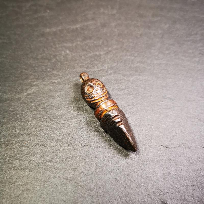 This phurba was made by Tibetan craftsmen and come from Hepo Town, Baiyu County, Tibet.Its upper part is Shmashana Adhipati skull, the lower part is a Dorje Phurba,and a copper wire inlaid on the waist of the phurba,made of cold iron