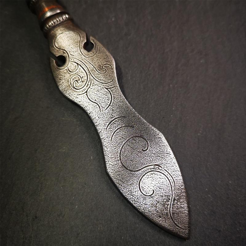 This phurba kila is handmade by Tibetan craftsmen from Tibet in 2000's,from Hepo Town, Baiyu County, the birthplace of the famous Tibetan handicrafts.  It's a kila dagger,made of cold iron, carved cloud pattern, inlaid red copper, and the half vajra on the handle,very delicate.