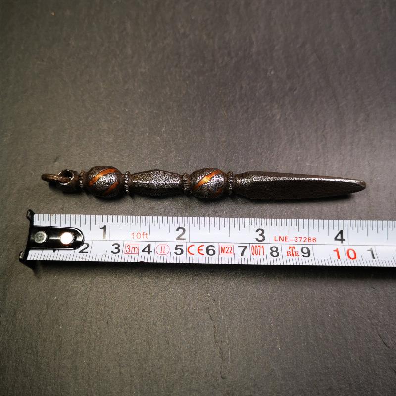 This handmade Dorje Phurba was crafted by Tibetan craftsmen from Hepo Town, Baiyu County, Tibet,known for its renowned Tibetan handicrafts. The upper part is a vajra, and the lower part is a phurba. A copper wire is inlaid on the waist of the phurba
