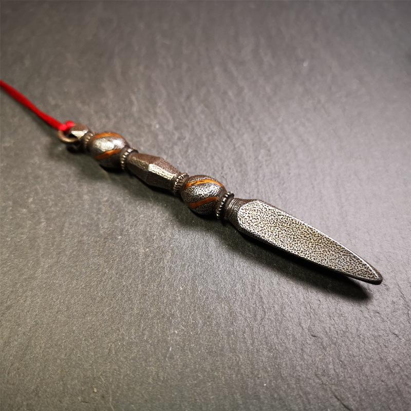 This handmade Dorje Phurba was crafted by Tibetan craftsmen from Hepo Town, Baiyu County, Tibet,known for its renowned Tibetan handicrafts. The upper part is a vajra, and the lower part is a phurba. A copper wire is inlaid on the waist of the phurba