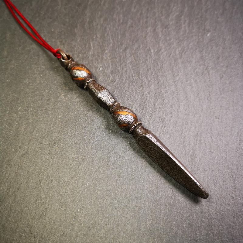 This handmade Dorje Phurba was crafted by Tibetan craftsmen from Hepo Town, Baiyu County, Tibet,known for its renowned Tibetan handicrafts. The upper part is a vajra, and the lower part is a phurba. A copper wire is inlaid on the waist of the phurba