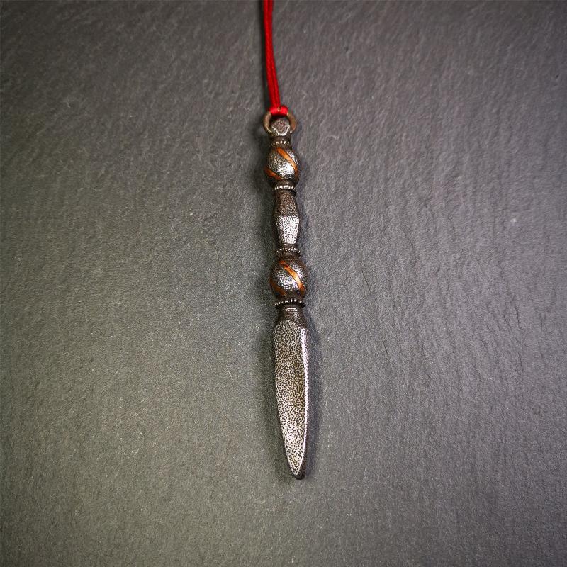 This handmade Dorje Phurba was crafted by Tibetan craftsmen from Hepo Town, Baiyu County, Tibet,known for its renowned Tibetan handicrafts. The upper part is a vajra, and the lower part is a phurba. A copper wire is inlaid on the waist of the phurba