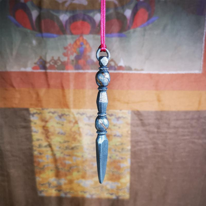 This handmade Dorje Phurba was crafted by Tibetan craftsmen from Hepo Town, Baiyu County, Tibet,known for its renowned Tibetan handicrafts. The upper part is a vajra, and the lower part is a phurba. A copper wire is inlaid on the waist of the phurba