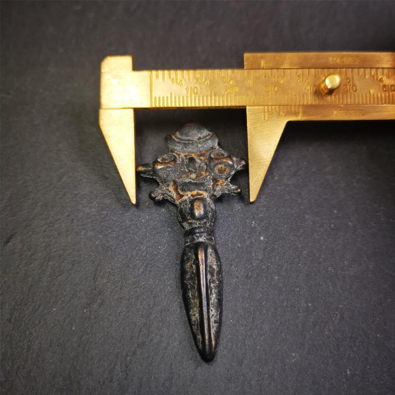 This beautiful phurba pendant was collected in Rejia Monastery,Baiyu,Tibet,about 70 years old.It was blessed by lama. It's made of thokcha, whole body is blcak,at the top is a mani jewel and horizontal vajra, the bottom is a vertical phurba