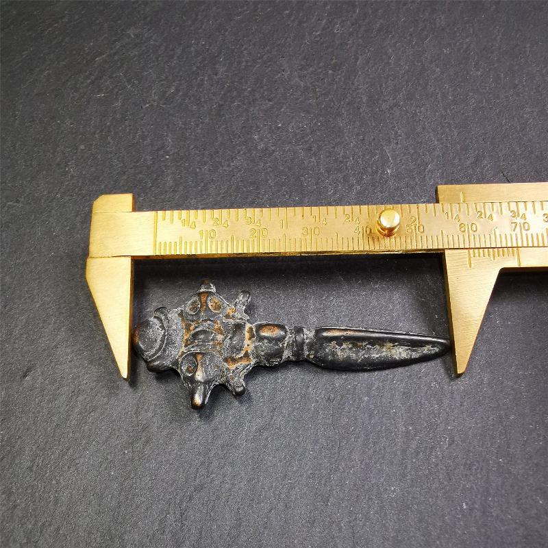 This beautiful phurba pendant was collected in Rejia Monastery,Baiyu,Tibet,about 70 years old.It was blessed by lama. It's made of thokcha, whole body is blcak,at the top is a mani jewel and horizontal vajra, the bottom is a vertical phurba